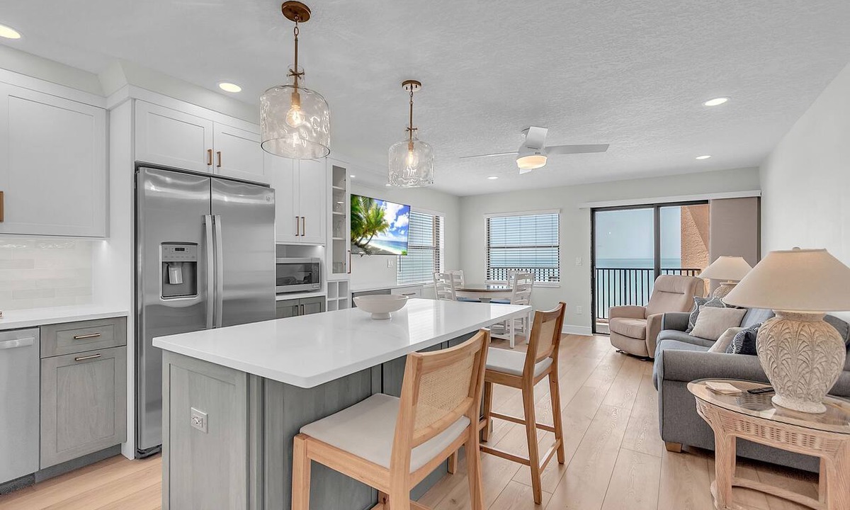 North Redington Beach Condo | 🌞Beachfront Condo🐬Amazing Gulf and Beach Views🌴Emerald Isle 501