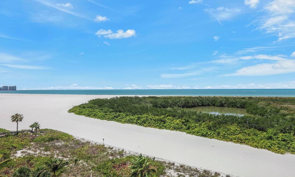 Marco Island Condo | Beachfront condo w/pool & dazzling ocean view
