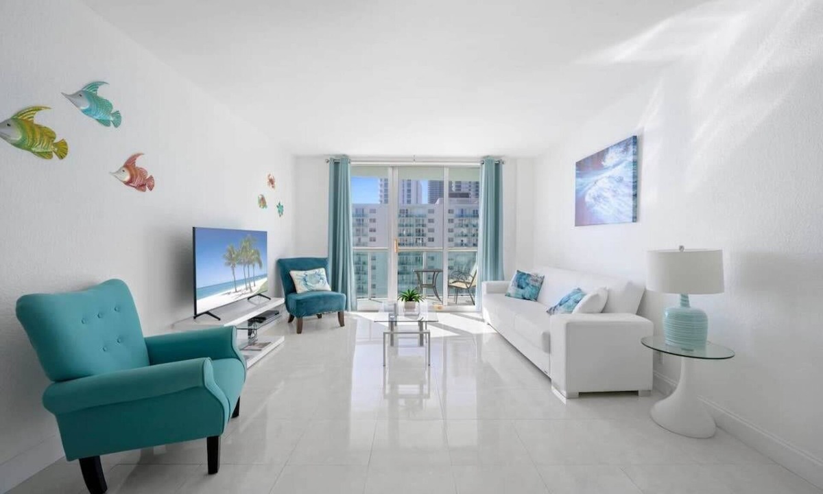 Hollywood South Central Beach Condo | Beachfront Oasis: Ocean Views & Luxe Amenities