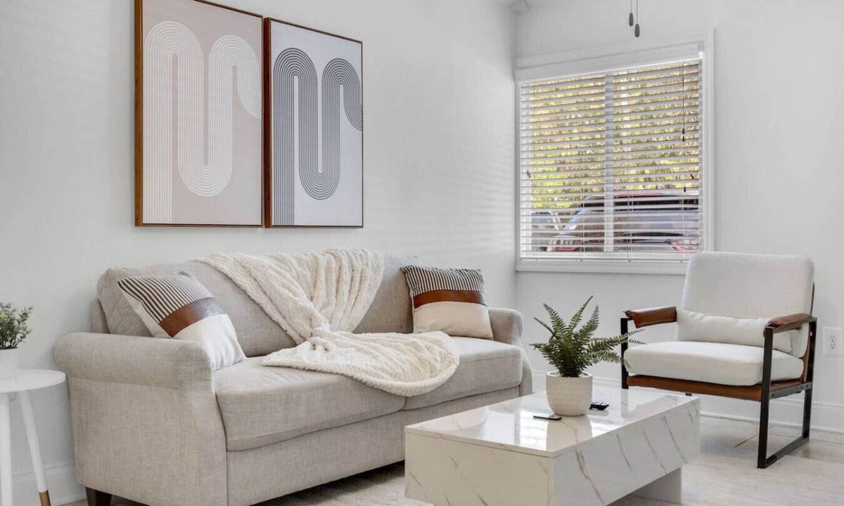 SoHo Apartment | Beachside Bayshore Escape | Gym, Pool & Parking