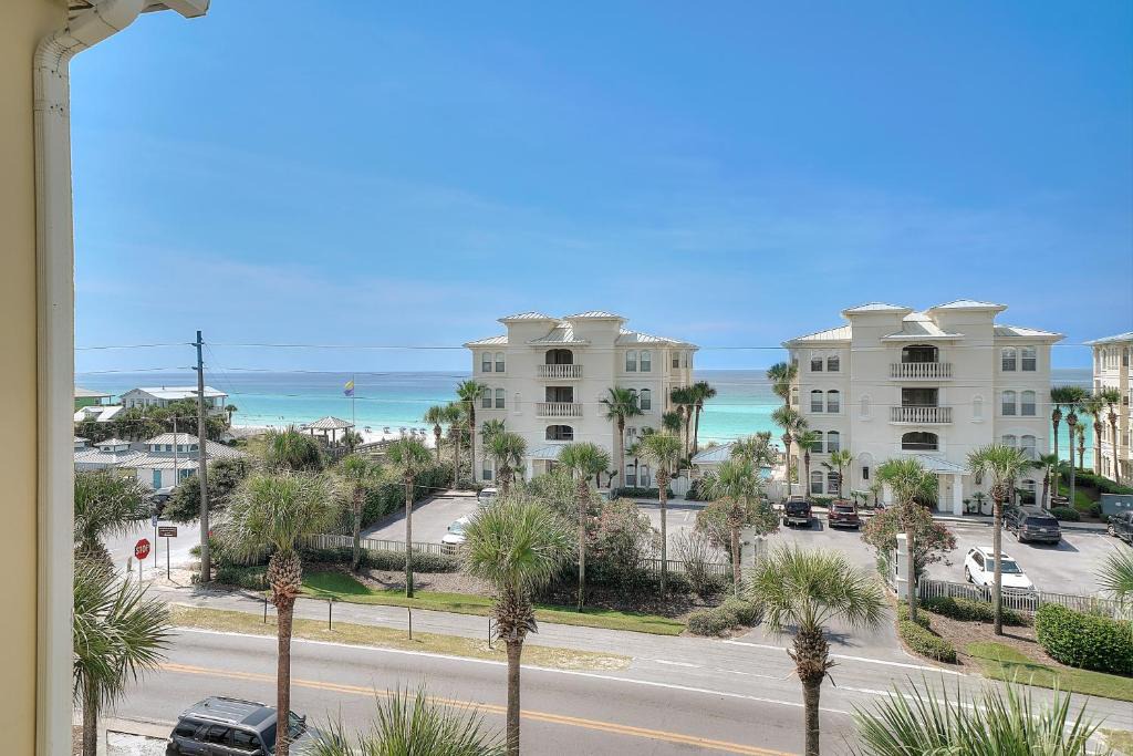 Gulf Place Apartment | Beachy condo with free WiFi & shared pool hot tub - short walk to the beach
