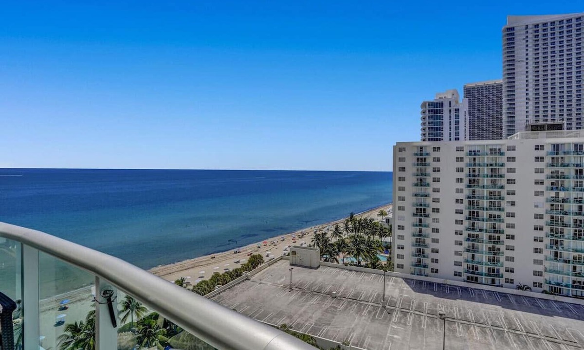 Hollywood South Central Beach Condo | Beautiful 1/1 Beach View 14 floor