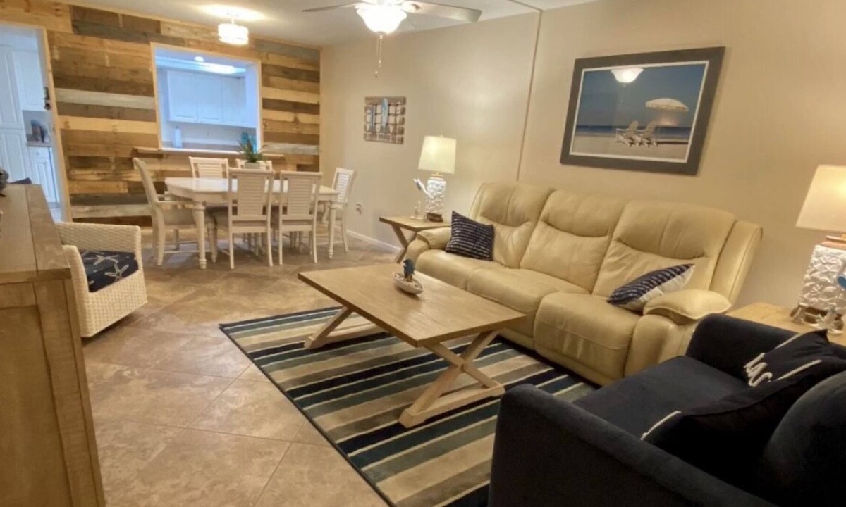 Englewood South Condo | Beautiful 2 bed 2bath bottom floor condo only 5 minute drive to the beach!