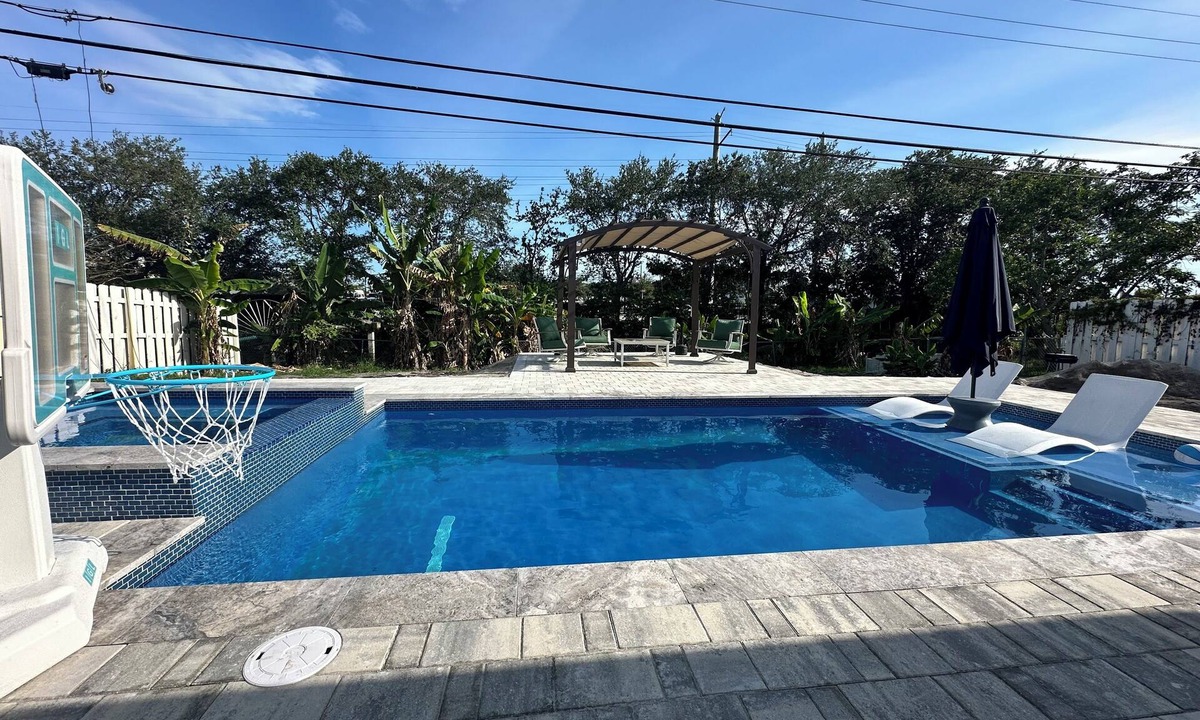 West Palm Beach House | Beautiful 2 Bedroom West Palm Beach Pool and Jacuzzi Home