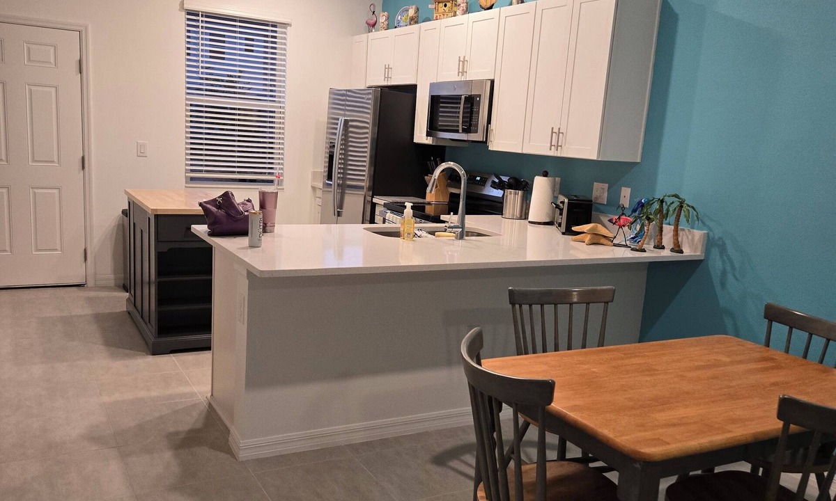 Sarasota House | Beautiful 2-bedroom townhome in Sarasota with WiFi, AC, & two pools.