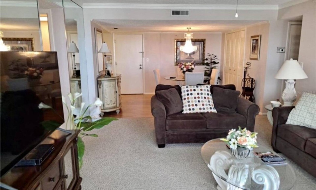 Island Estate Condo | Beautiful 2 bedroom Condo 1/2 mile from Clearwater beach
