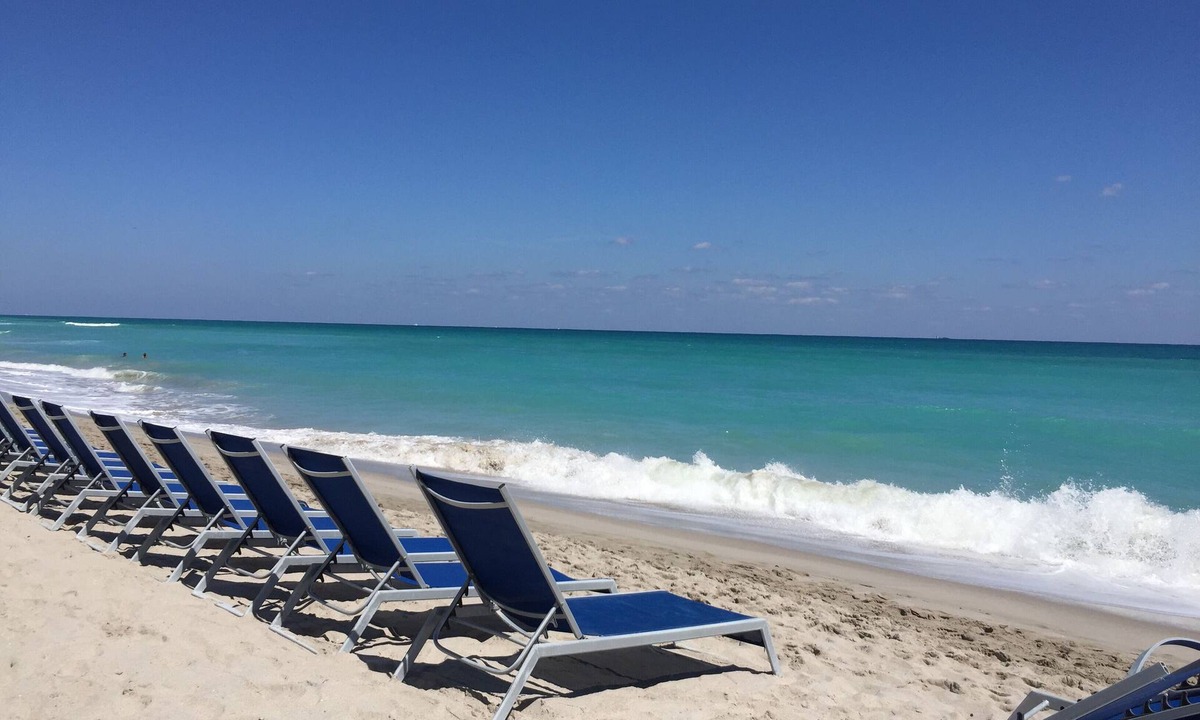 Hollywood South Central Beach Condo | Beautiful 2 bedrooms Corner Unit for a relaxed stay on the beach!