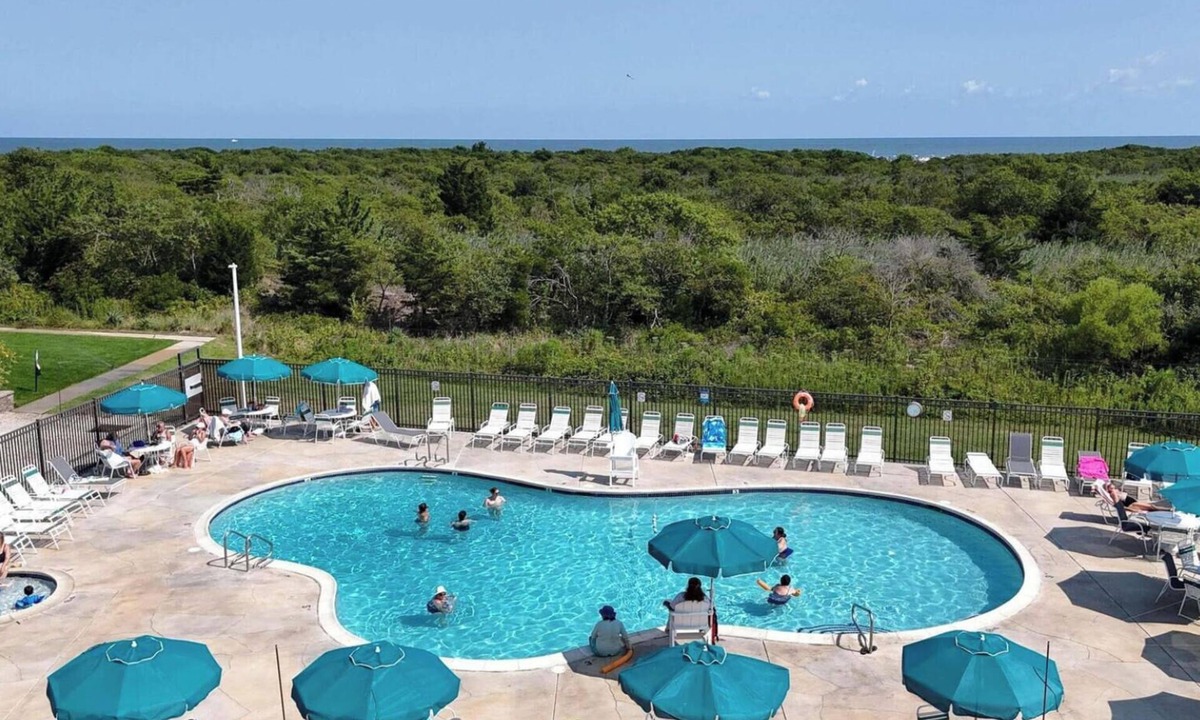 Southend Condo | Beautiful 2BR/2BA Condo Steps from the Beach