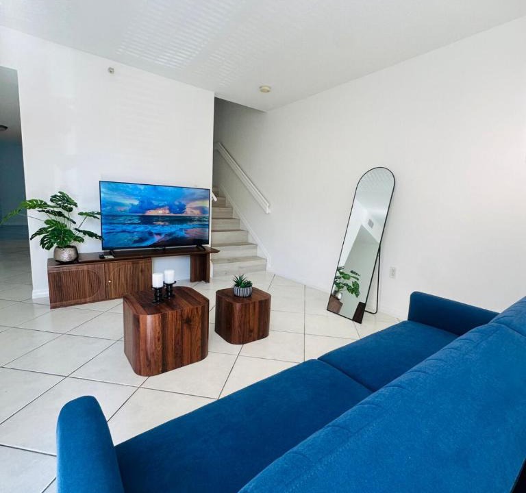 The Crossings Apartment | Beautiful 2rooms Condo w free parking fast WiFi