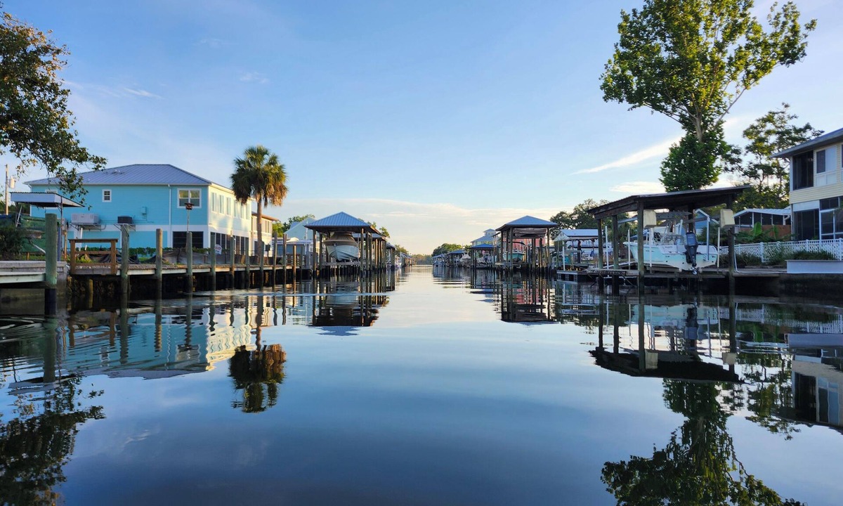 Crystal River House | Beautiful 3/3 on deep water canal. floating dock, kayak ramp, game room