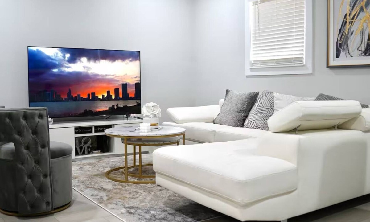 St. Petersburg House | Beautiful 4-bedroom house in gorgeous St. Petersburg.