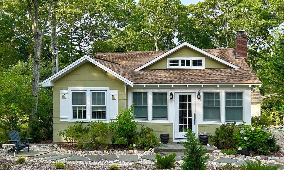 Cutchogue Cottage | Beautiful charming 1930s fully renovated cottage walking distance to the beach!