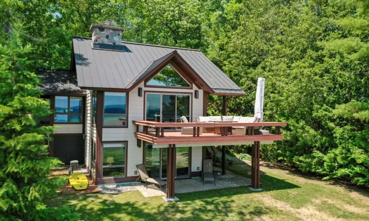 Higgins Lake House | Beautiful Home w/2 fireplaces, Deck, and 75ft of Private Higgins Lake Frontage