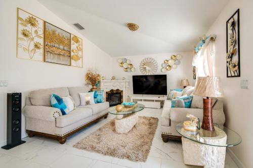 Candler House | Beautiful, Immaculate & Cozy Home in Nice Neighbor