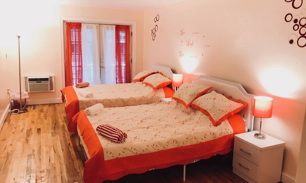 Queens House | BEAUTIFUL, LARGE 4 BEDROOMS, 2 BATHS, BALCONY IN REGO PARK UP TO 15 PEOPLE OK