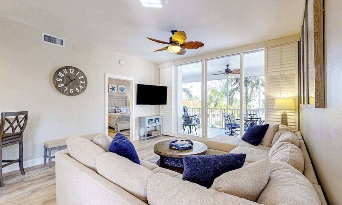 Vanderbilt Beach Condo | Beautiful, luxury condo in Regatta at Vanderbilt Beach with hot tub, gym & lanai