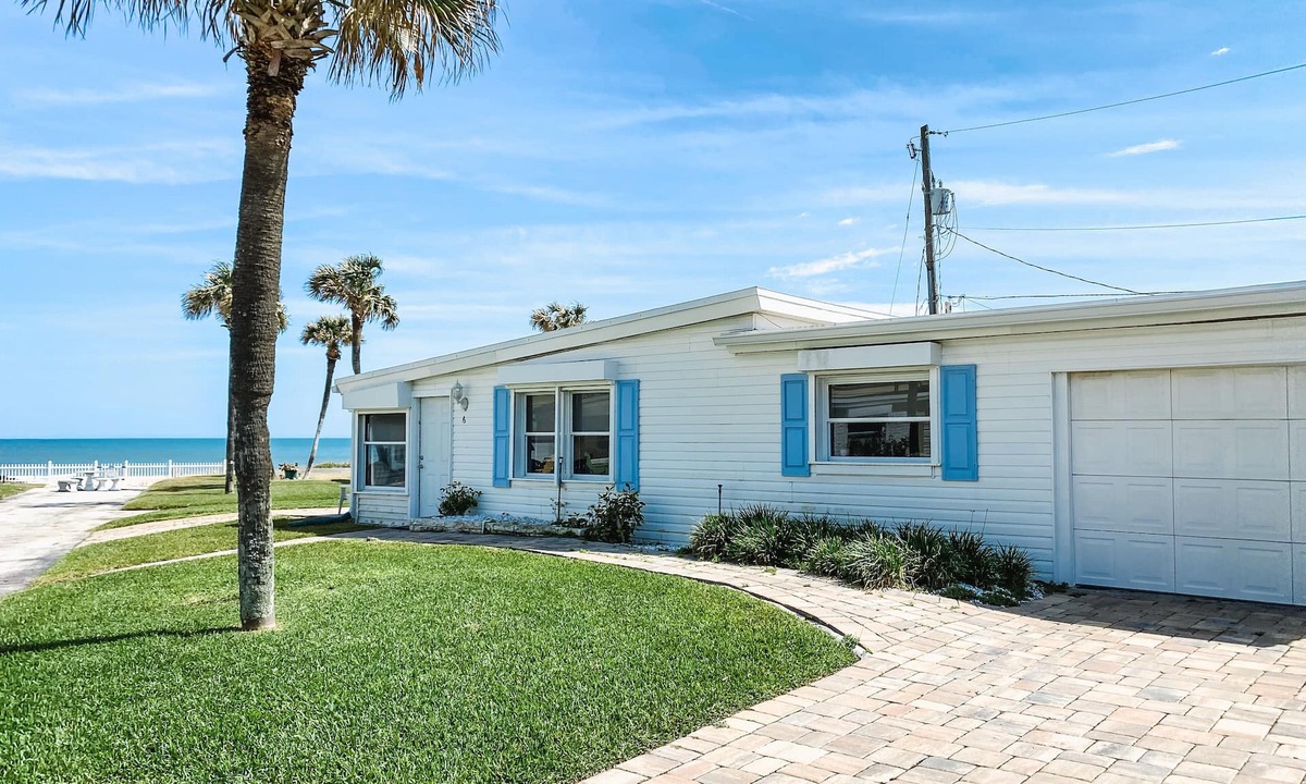 O'byrne House | Beautiful Ocean Beach Cottage - 25 paces from Beach!