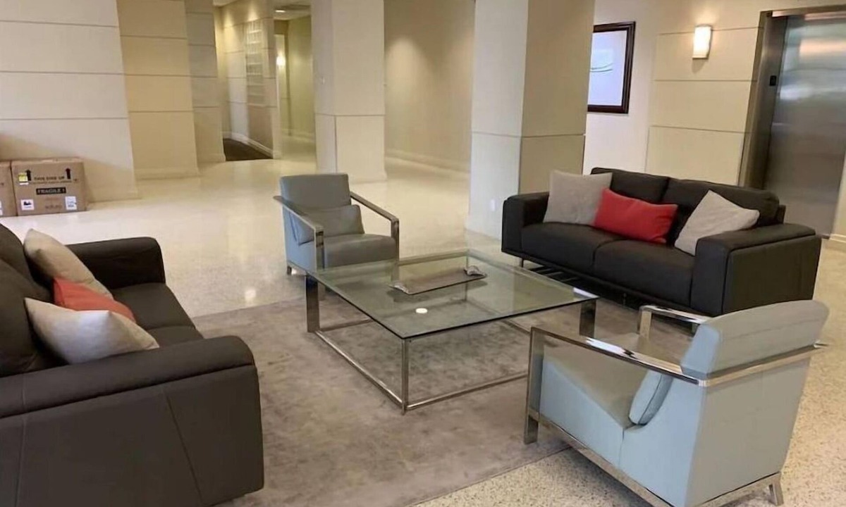 Hollywood South Central Beach Condo | Beautiful ocean view condo steps from beach 2/2