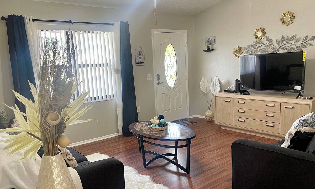 Winter Haven House | Beautiful Spacious 2bd w/patio near LEGOLAND