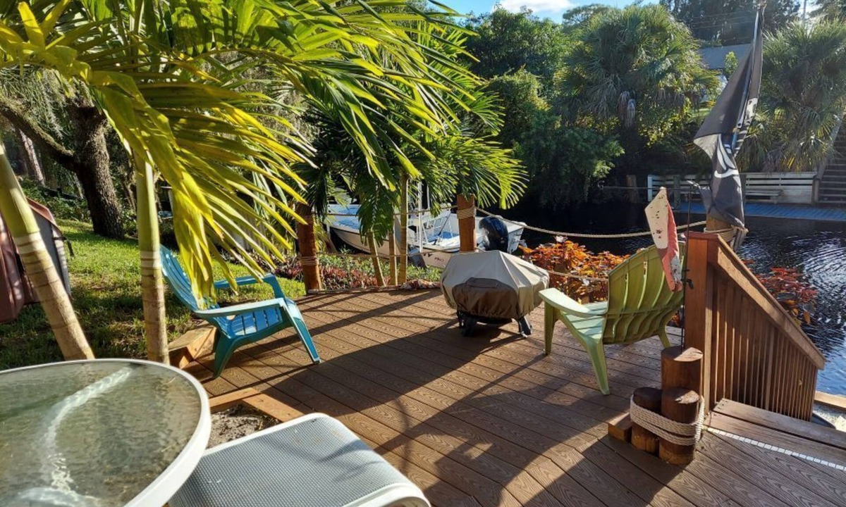 Palm City House | Beautiful Waterfront Hideaway Gem on Bessy Creek w/Swim Spa, Tiki Bar Boat Lift