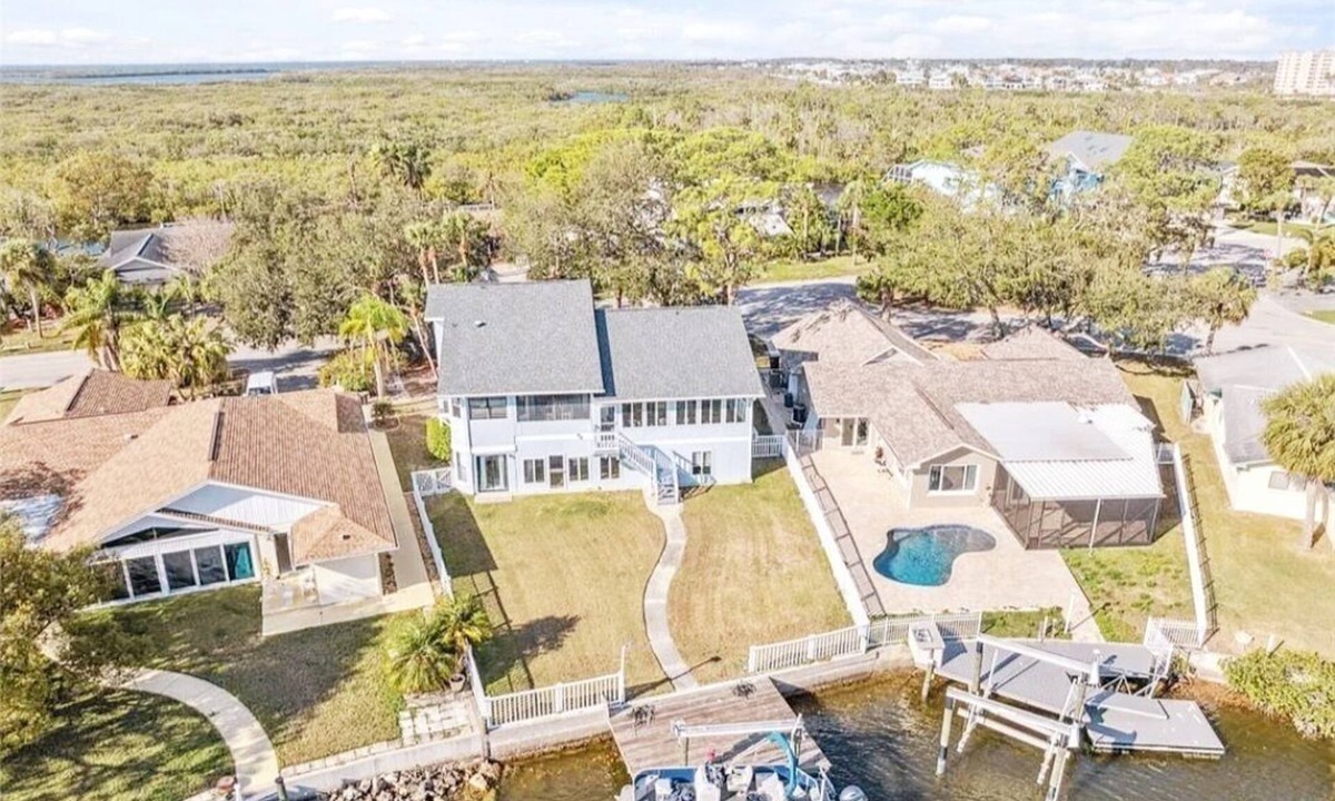 Woodlands House | Beautifully Furnished Waterfront 4BR, 2Bath home with Access to Gulf of America
