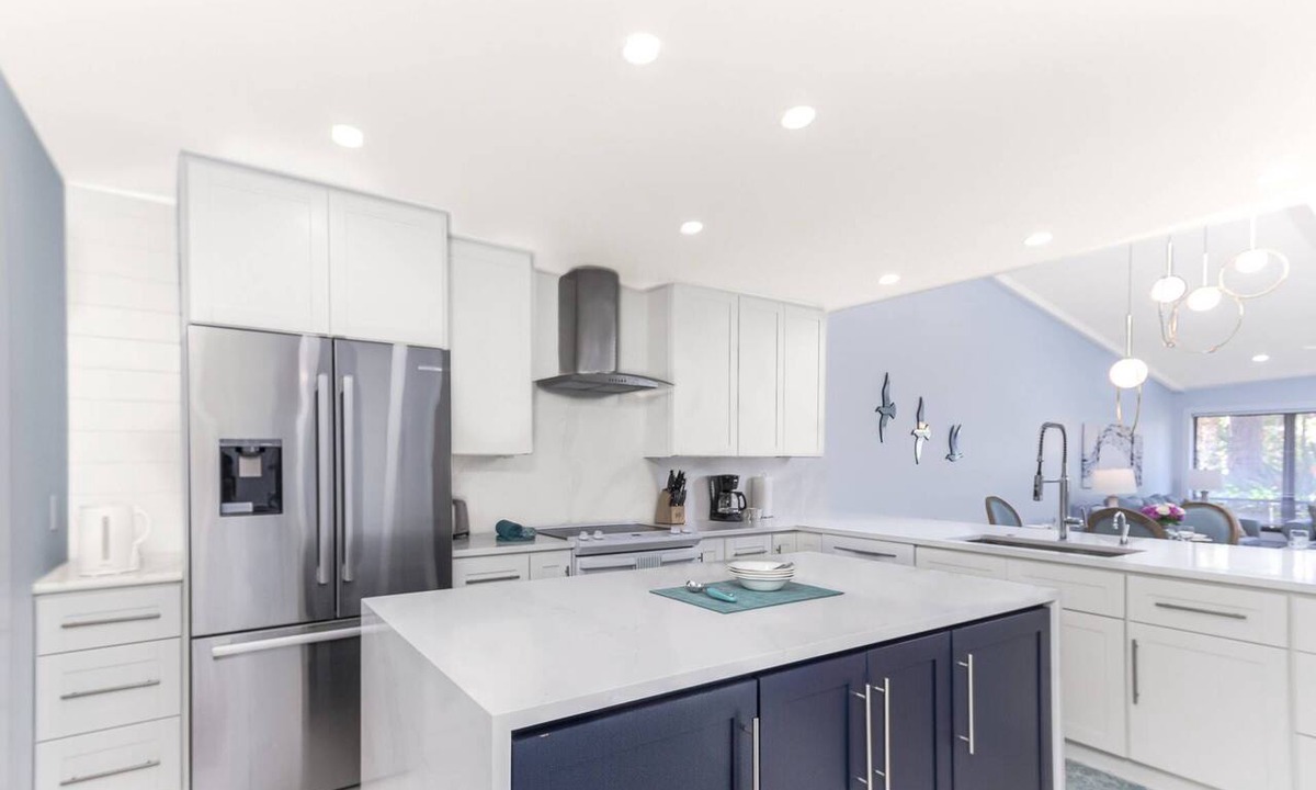 Sarasota Condo | Beautifully Renovated Bright Condo, Heated Pool, Tennis Courts, Putting Green, Ready to Book!