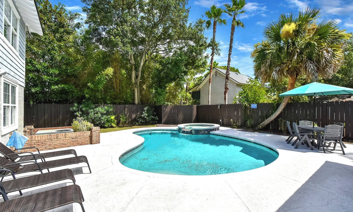 East Beach House | Belle Cottage 6 bed/4.5 bath home East Beach- Pool
