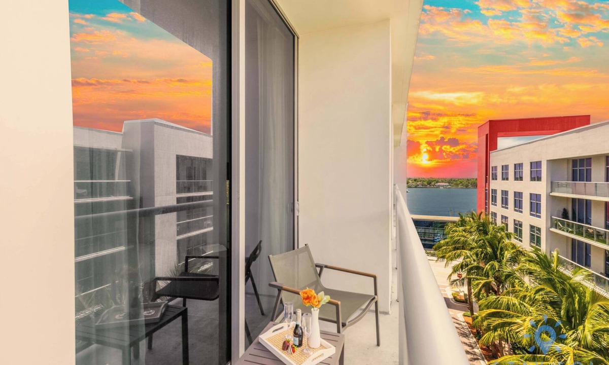 Hollywood Condo | Best Stay| Hot tub| Rooftop Pool|Beach Broad–walk