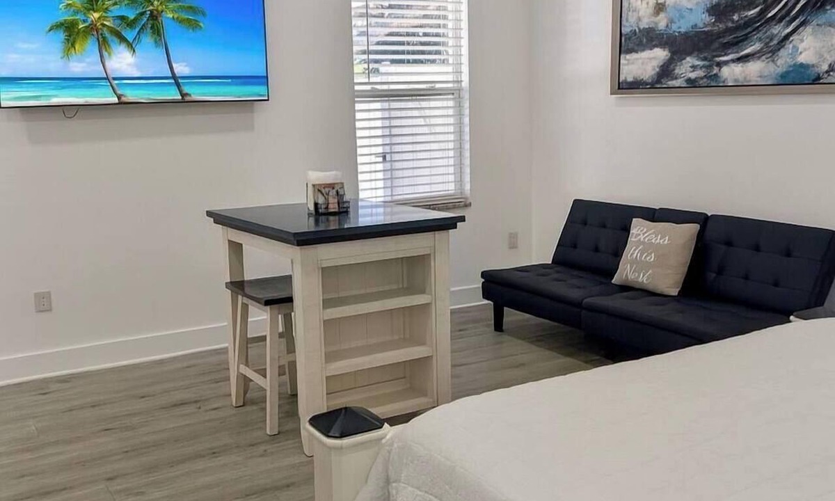 Pinecrest West Park Apartment | Blossom Suite by Tampa Bay Hotspots & Airport!
