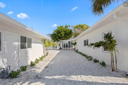 Parsuns To Cocoa Beach Apartment | Boardwalk Bungalow