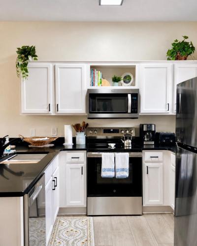 Windwood Bay Apartment | Brand New! Bright & Cozy Family Getaway by Disney!