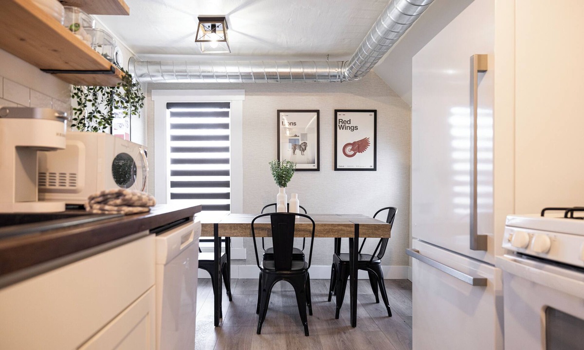 Westside Connection Apartment | Bridge St Beauty, Brunch & Bars [4 Beds 1 Bath]