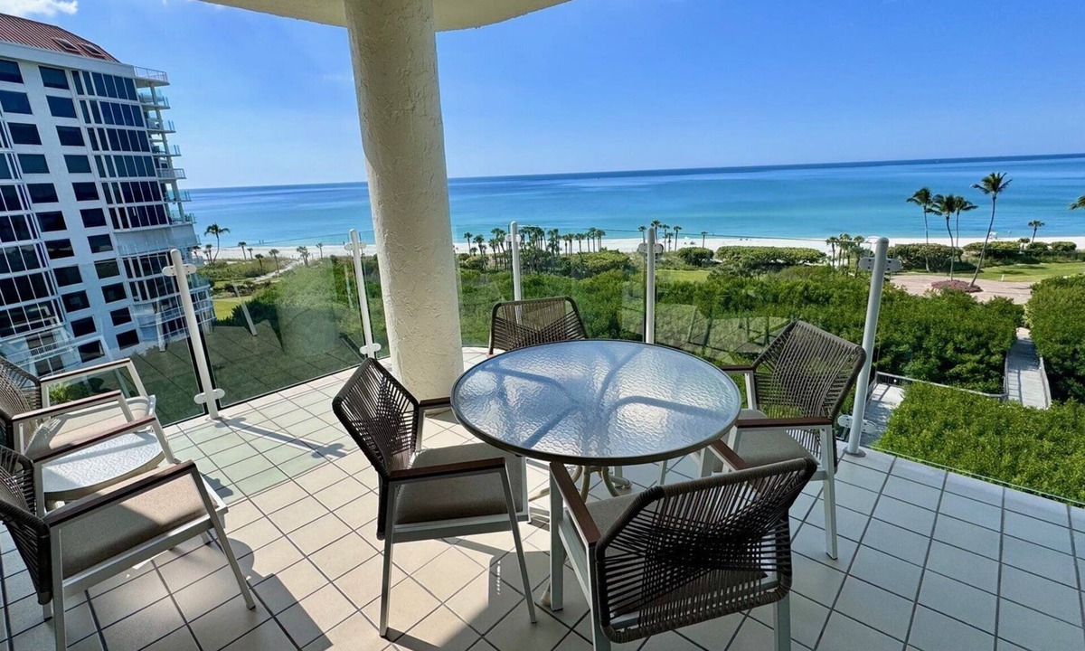 Park Shore Condo | Bright corner views of the Gulf of Mexico! - WS0701