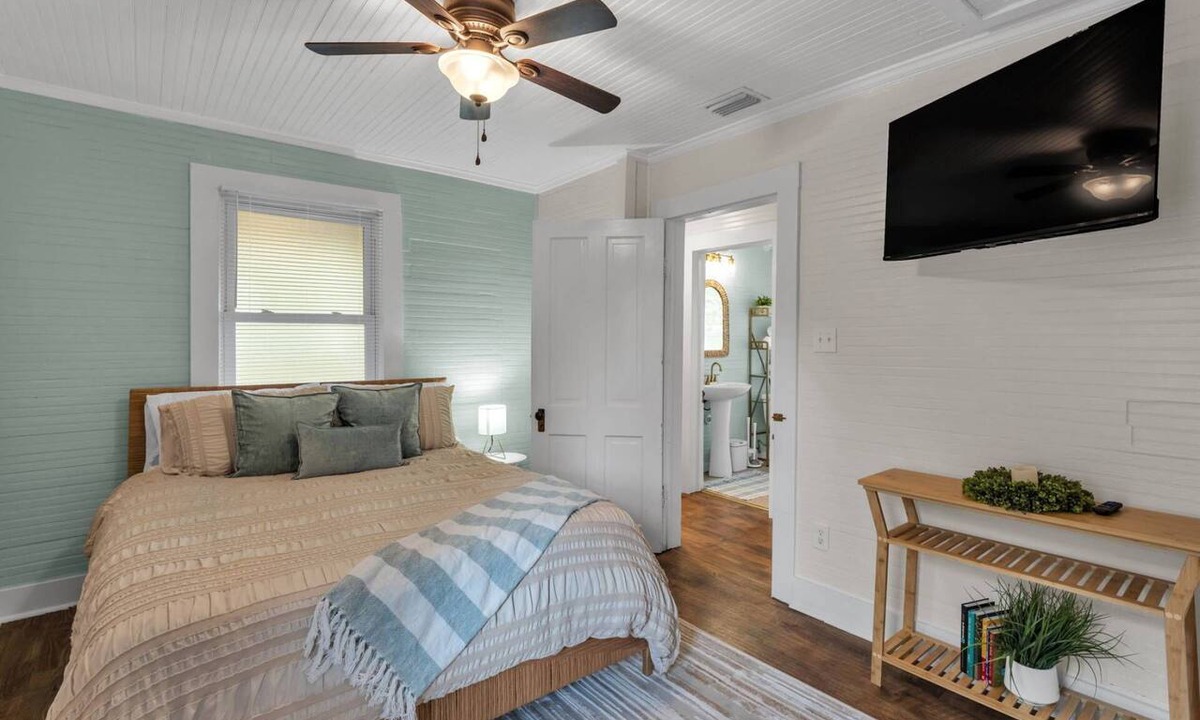 Lakeland Condo | Bright Lakeland Getaway | Walk to Lakes & Florida Southern | Pet-Friendly | Patio