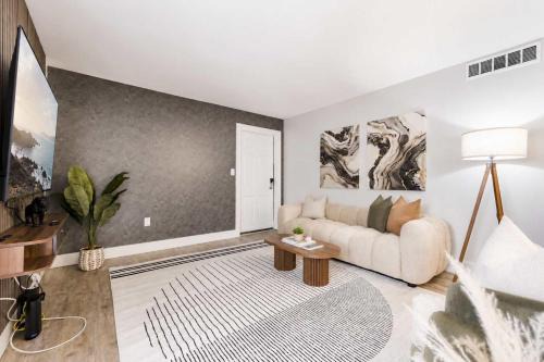 Beach Park Apartment | Bright & Modern Tampa Stay 2 King Beds & Pool
