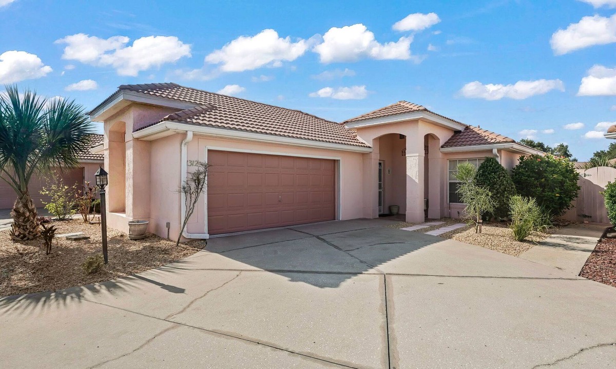 The Villages Villa | Bright & Stylish 2/2 Courtyard Villa with Fenced Backyard Oasis – Prime Location