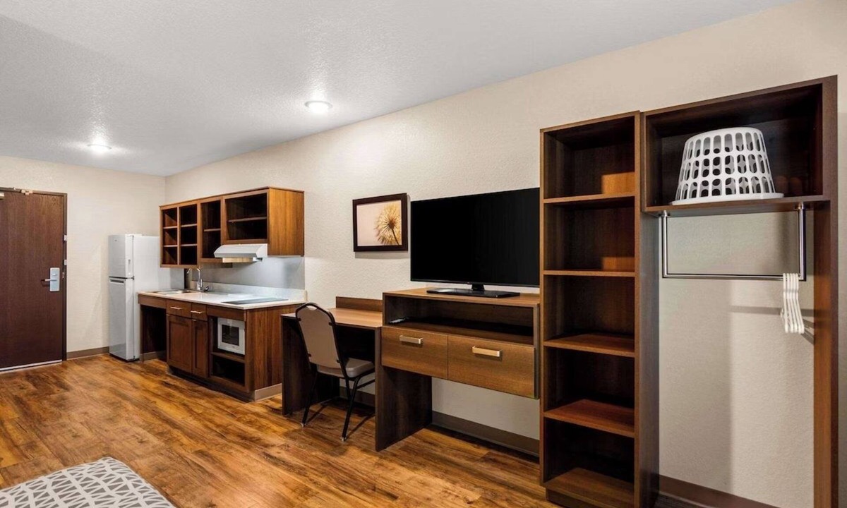 Port Saint Lucie Hotel | Budget-Friendly Room Perfect for Long Stays | Full Kitchen & Laundry