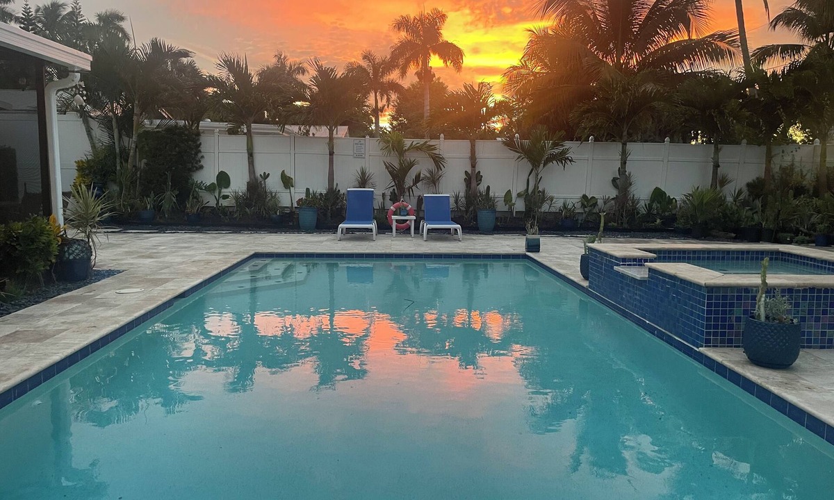 Lake Park House | BY THE BEACH WITH A POOL! PRIVATE GUEST STUDIO APT. WITH A FULL KITCHEN & BATH!