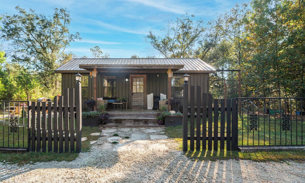 Marianna Cabin | Cabin close to FL Caverns! Pool, WI-FI, & Firepit