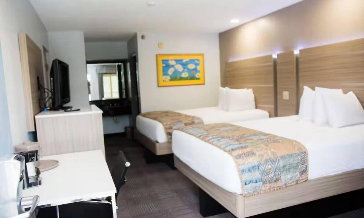 Mary Esther Hotel | Calming Double Queen Bed Room | Near FWB Medical Center | Free On-Site Parking