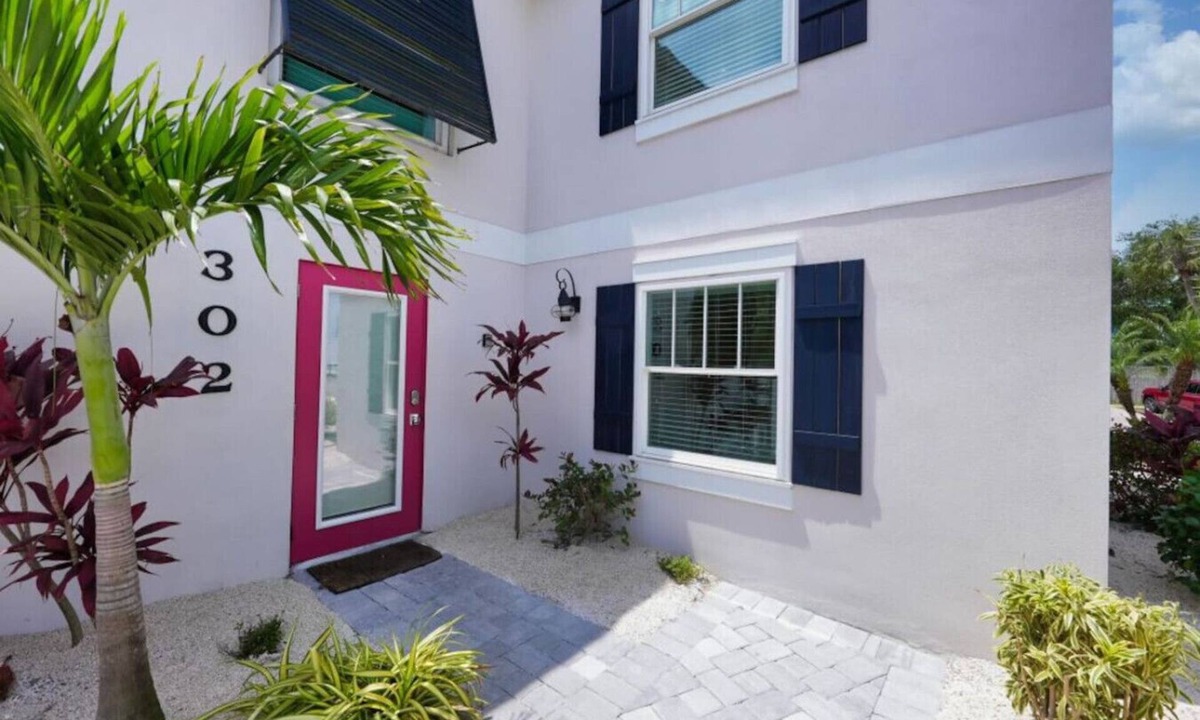 Siesta Key Village Villa | Canal Lower-Gorgeous 3 bed 3 bath near SK Village