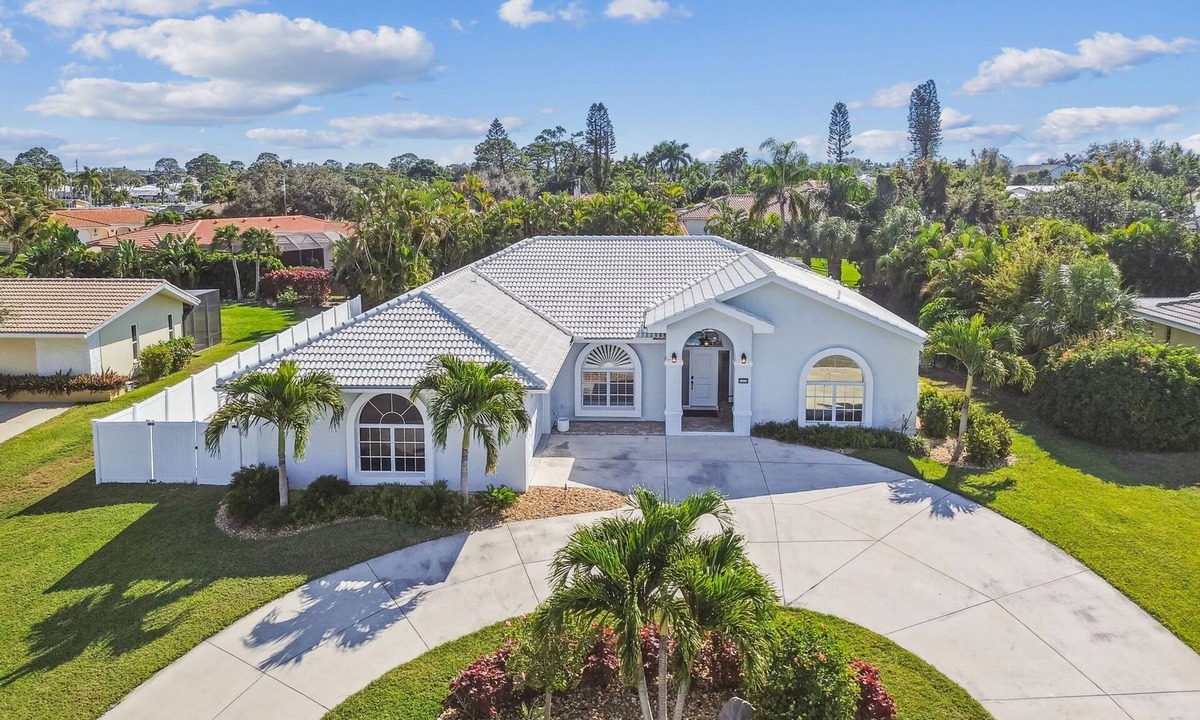 Laurel House | Casa Felicia - Modern 3-Bed Pool Home by The Bay & Key Collection