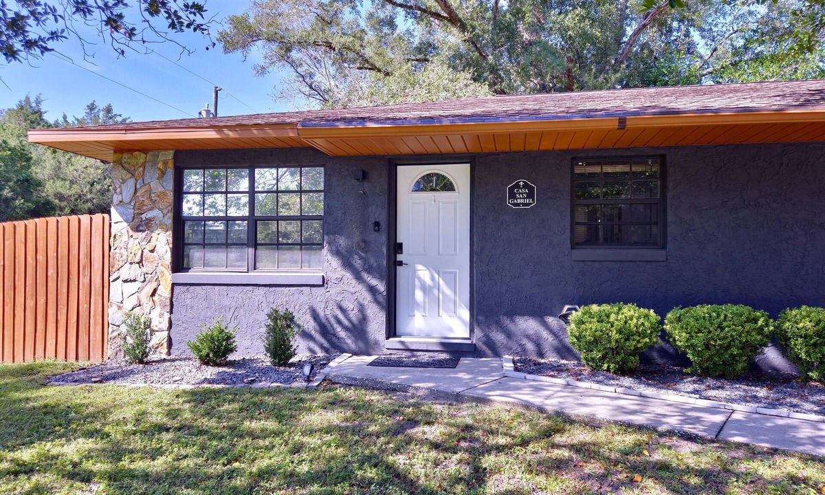 Dunnellon House | Casa San Gabriel Pet-Friendly Getaway Fenced w/Fire Pit, Game Room, Kayaks