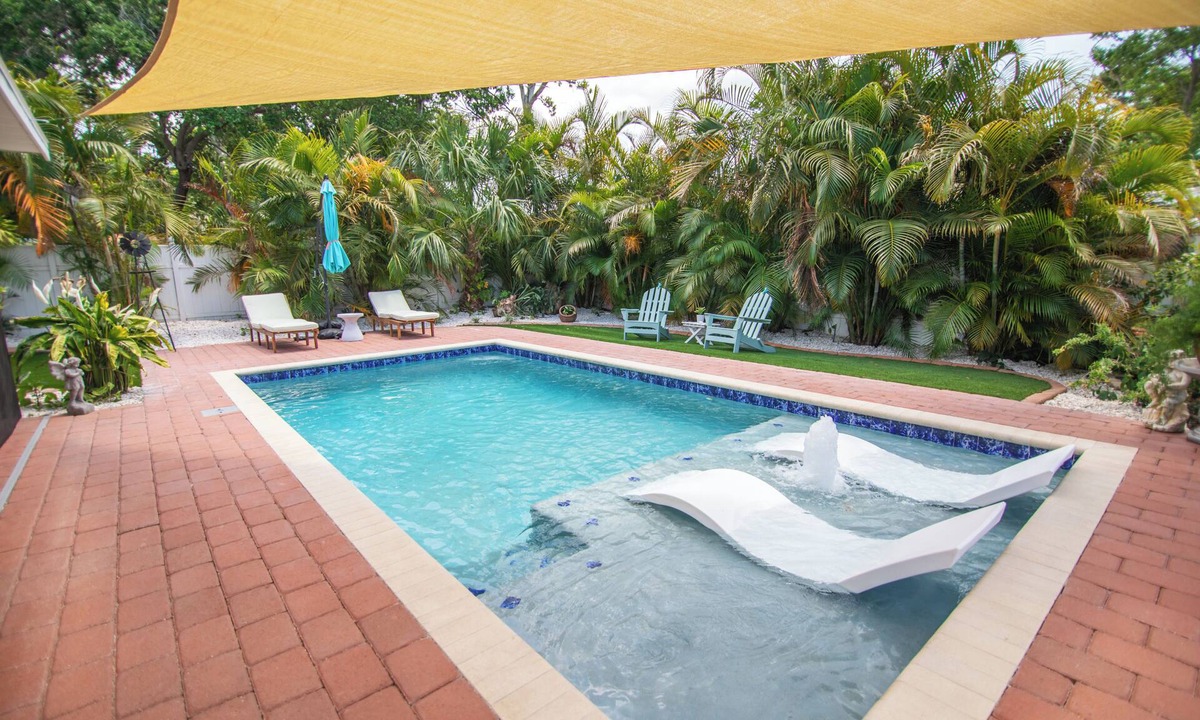 Largo House | CasaHelena:5min to Beaches-IRB-Clearwater-Poolside Paradise-BBQs- Heated Pool! 🏊‍♂️