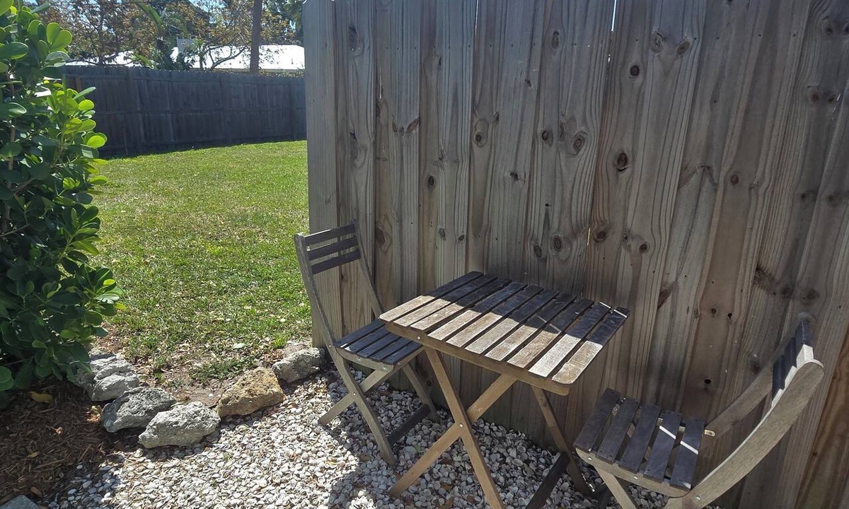 Southgate Apartment | Centrally Located Charming Beach Suite in Sarasota
