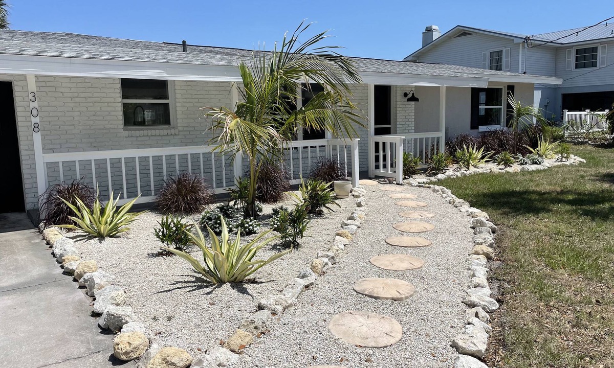 Laurel House | Channel Cat! One mile to the beach! Waterfront + pet friendly home near Venice.