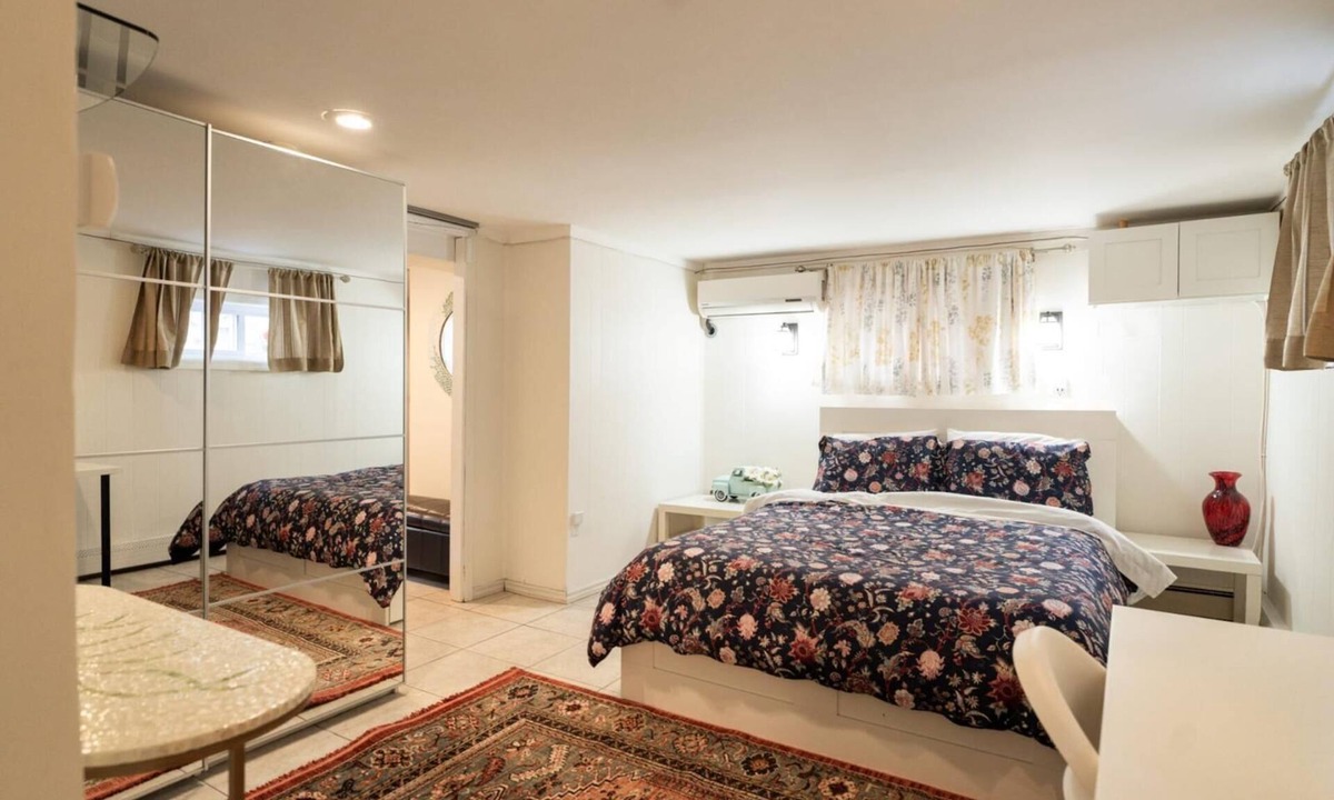 Flower Hill Apartment | Charming 1-bedroom beautifully furnished apartment in quaint Roslyn w/Parking