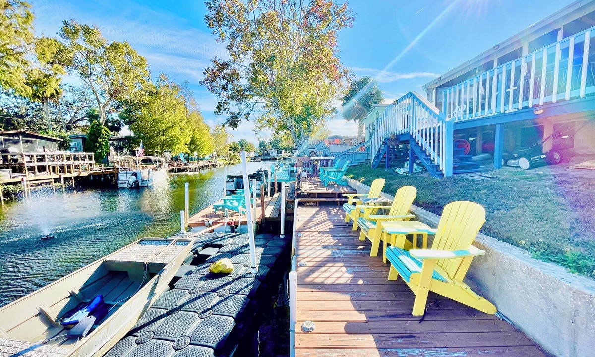 Weeki Wachee Gardens House | Charming 2/2 waterfront farm home with tons of TV stations, WiFi, dock, & more