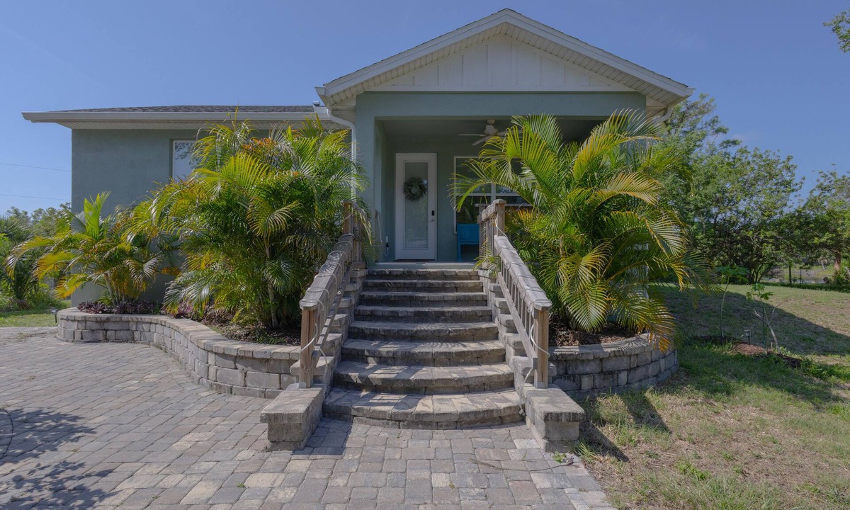 New Smyrna Beach Cottage | Charming 2-bedroom cottage with a farm-feel, 10 min from the beach!