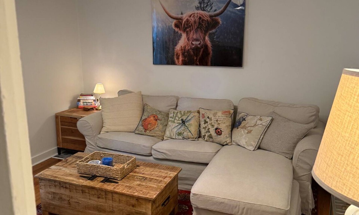 Kingston Apartment | Charming 2-bedroom apartment in cool Kingston with WiFi, AC